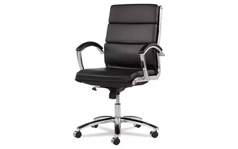 Chaise Alera Alera Neratoli à dossier mi-hauteur et profil mince, similicuir, supporte jusqu'à 125 kg, assise/dossier noir, piètement chromé