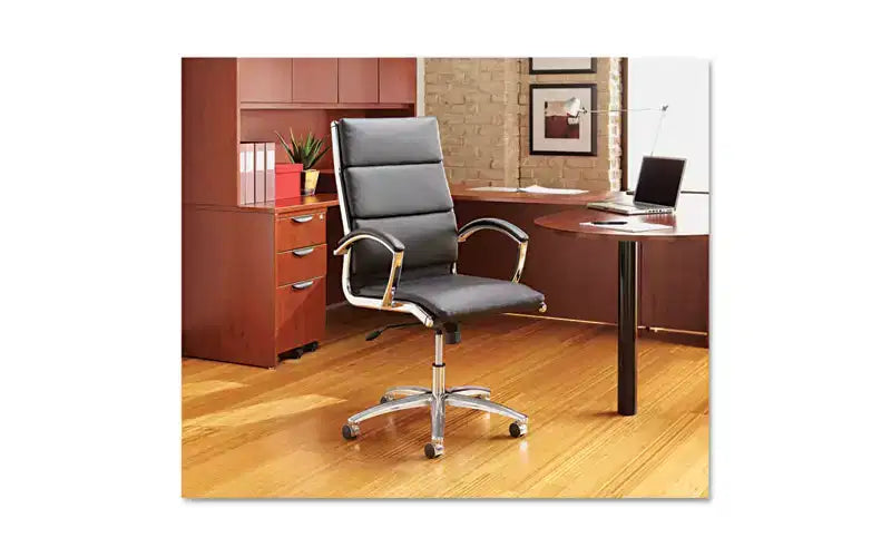 Chaise Alera Alera Neratoli à dossier mi-hauteur et profil mince, similicuir, supporte jusqu'à 125 kg, assise/dossier noir, piètement chromé