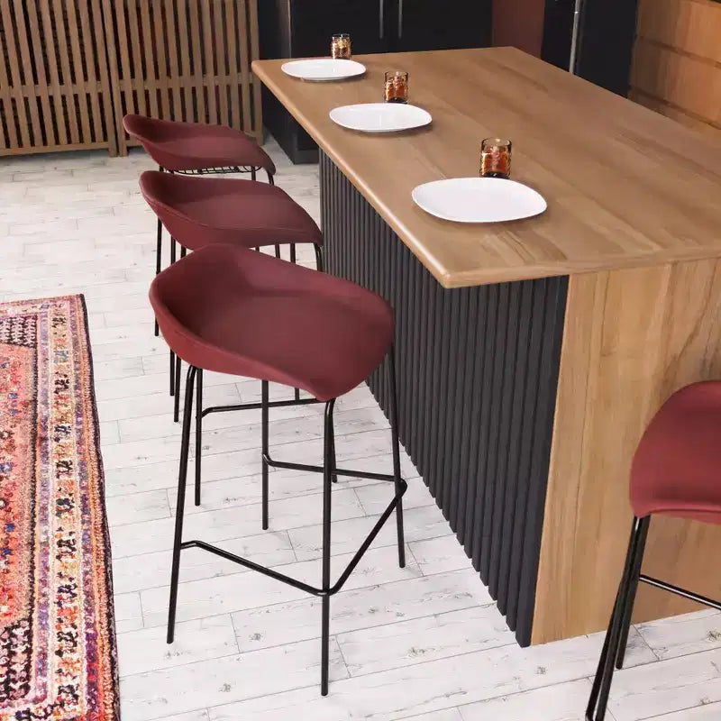 Tabouret de bar moderne LeisureMod Servos en similicuir rembourré et structure en fer noir