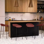 Tabouret de bar moderne LeisureMod Servos en similicuir rembourré et structure en fer noir