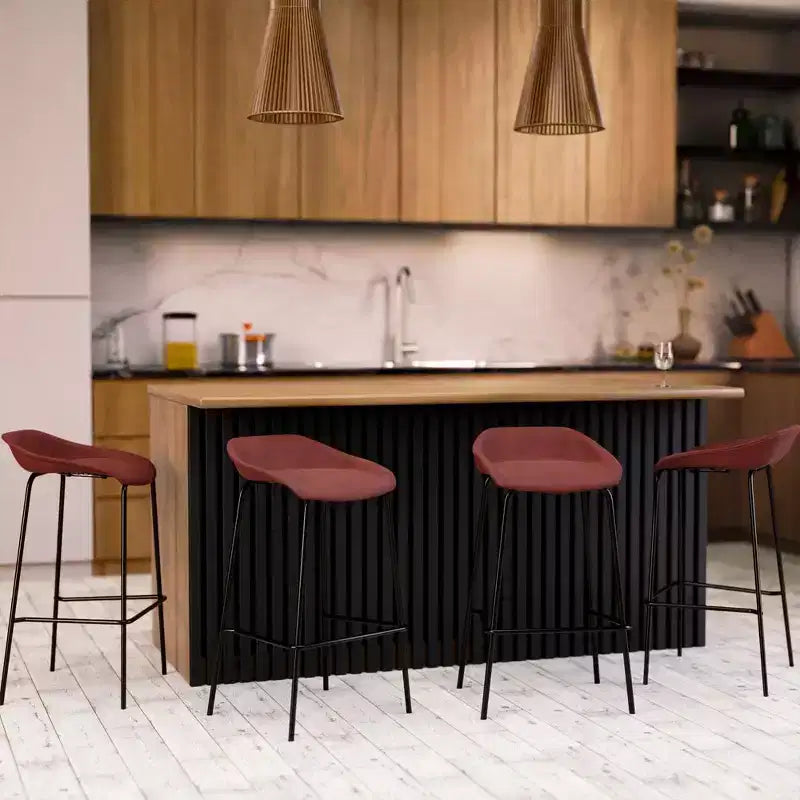Tabouret de bar moderne LeisureMod Servos en similicuir rembourré et structure en fer noir