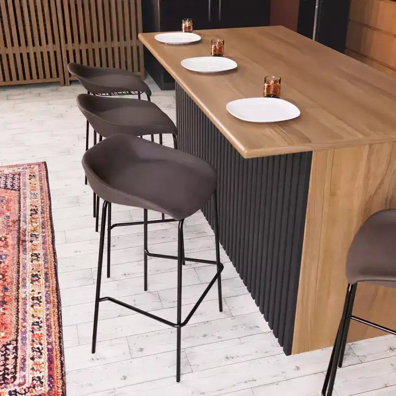 Tabouret de bar moderne LeisureMod Servos en similicuir rembourré et structure en fer noir