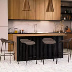 Tabouret de bar moderne LeisureMod Servos en similicuir rembourré et structure en fer noir