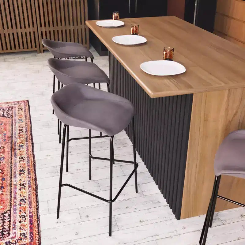 Tabouret de bar moderne LeisureMod Servos en similicuir rembourré et structure en fer noir