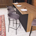Tabouret de bar moderne LeisureMod Servos en similicuir rembourré et structure en fer noir