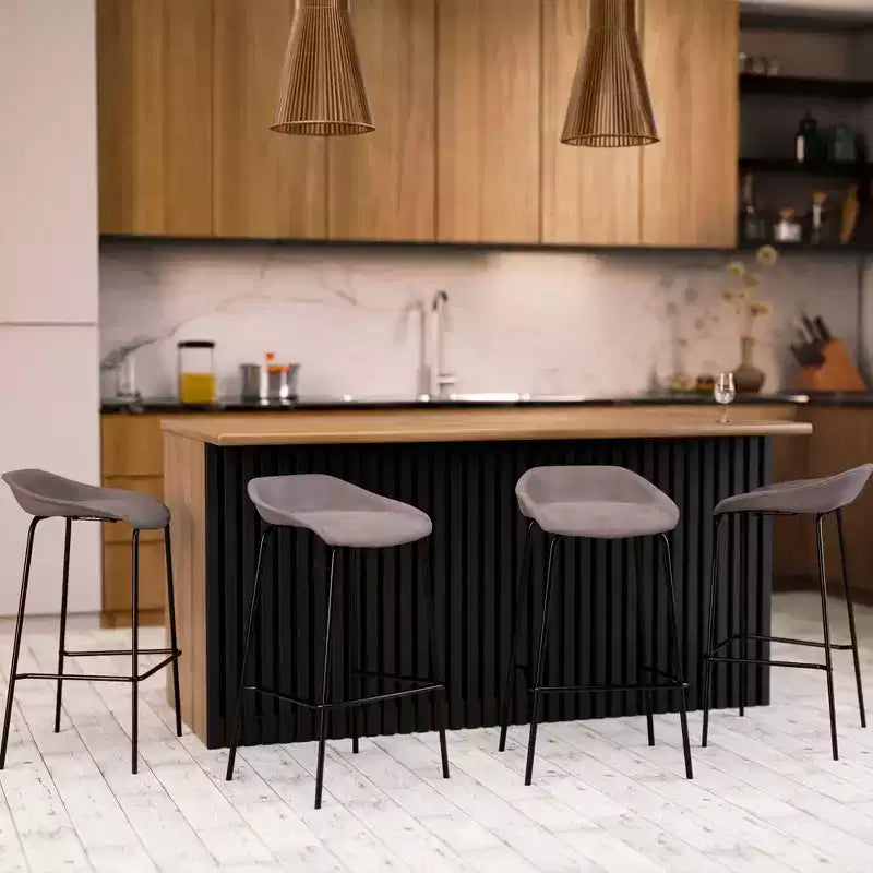 Tabouret de bar moderne LeisureMod Servos en similicuir rembourré et structure en fer noir