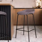 Tabouret de bar moderne LeisureMod Servos en similicuir rembourré et structure en fer noir