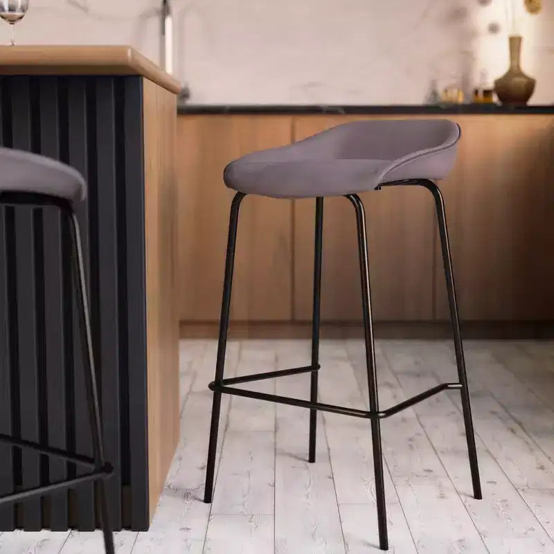 Tabouret de bar moderne LeisureMod Servos en similicuir rembourré et structure en fer noir