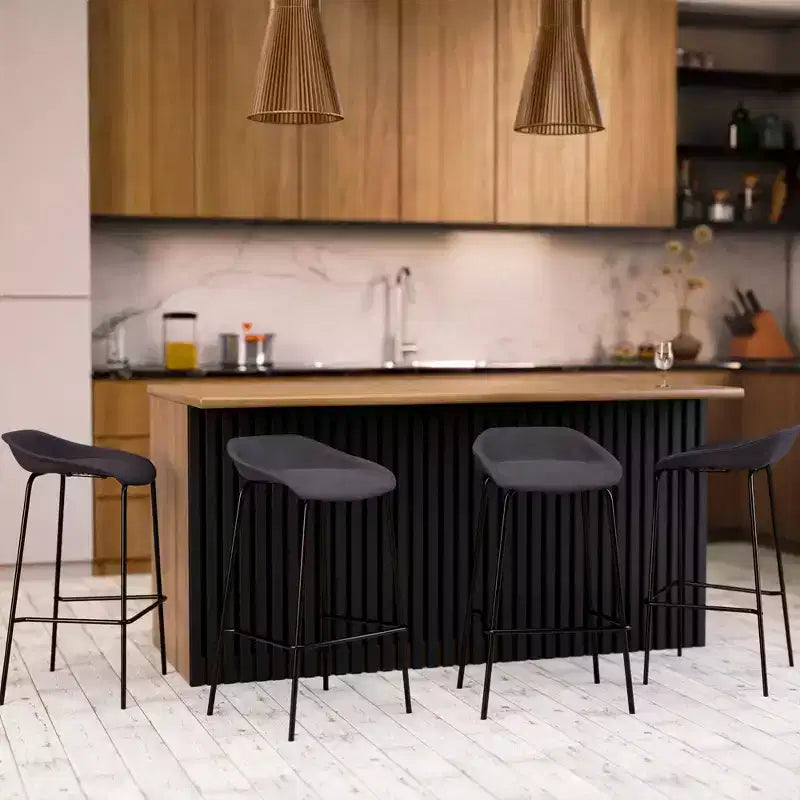 Tabouret de bar moderne LeisureMod Servos en similicuir rembourré et structure en fer noir