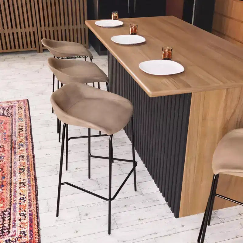 Tabouret de bar moderne LeisureMod Servos en similicuir rembourré et structure en fer noir