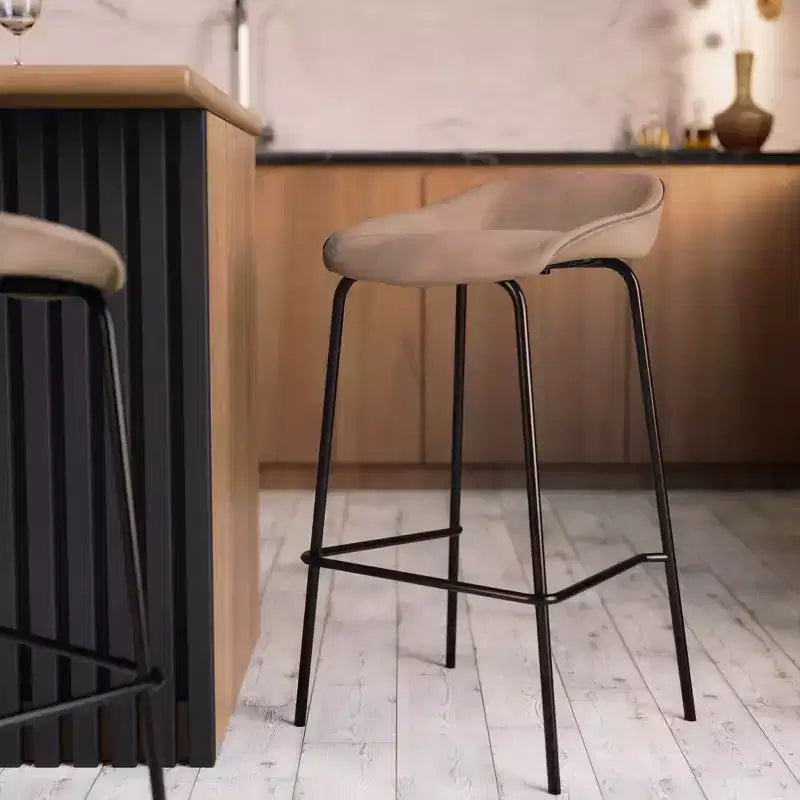 Tabouret de bar moderne LeisureMod Servos en similicuir rembourré et structure en fer noir