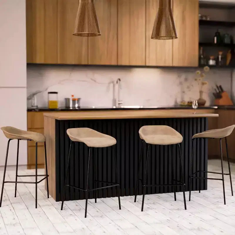 Tabouret de bar moderne LeisureMod Servos en similicuir rembourré et structure en fer noir