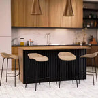 Tabouret de bar moderne LeisureMod Servos en similicuir rembourré et structure en fer noir