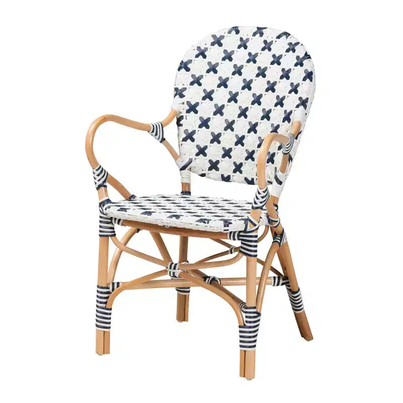 Chaise de bistrot bali & pari Bryson en rotin naturel et tissage bleu et blanc de style français moderne