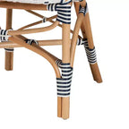 Chaise de bistrot bali & pari Bryson en rotin naturel et tissage bleu et blanc de style français moderne