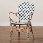 Chaise de bistrot bali & pari Bryson en rotin naturel et tissage bleu et blanc de style français moderne