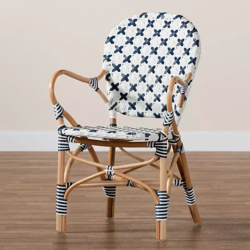 Chaise de bistrot bali & pari Bryson en rotin naturel et tissage bleu et blanc de style français moderne