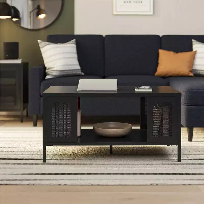 Table basse en métal Shadwick RealRooms avec accents en maille métallique perforée