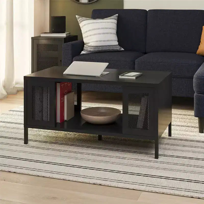Table basse en métal Shadwick RealRooms avec accents en maille métallique perforée