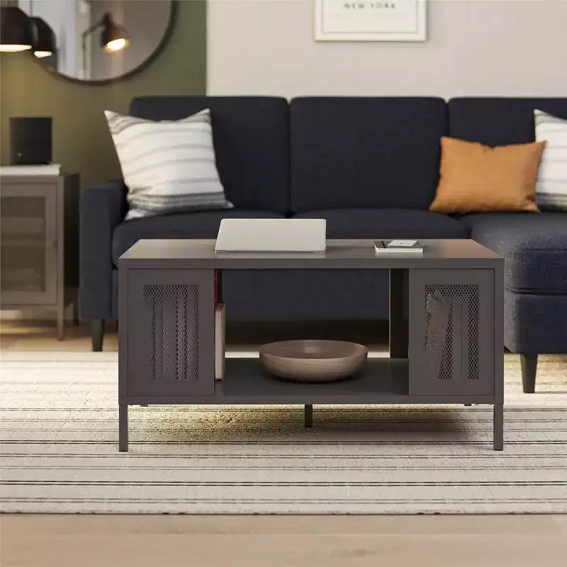 Table basse en métal Shadwick RealRooms avec accents en maille métallique perforée
