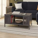 Table basse en métal Shadwick RealRooms avec accents en maille métallique perforée
