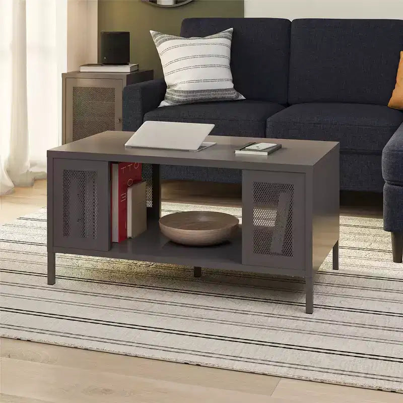 Table basse en métal Shadwick RealRooms avec accents en maille métallique perforée