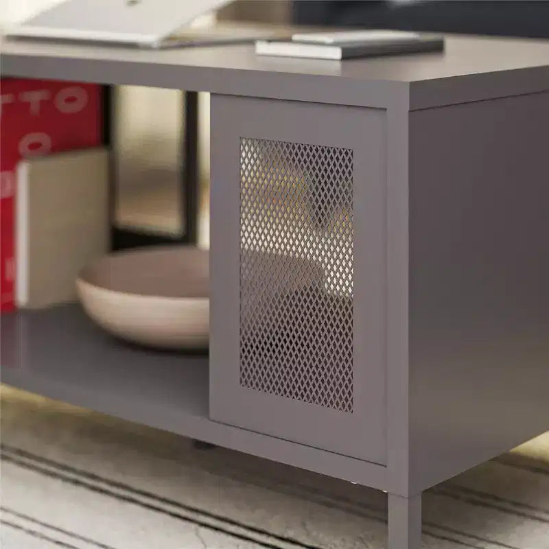 Table basse en métal Shadwick RealRooms avec accents en maille métallique perforée