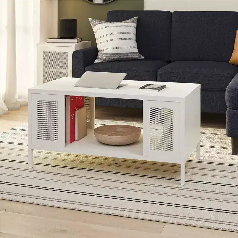 Table basse en métal Shadwick RealRooms avec accents en maille métallique perforée