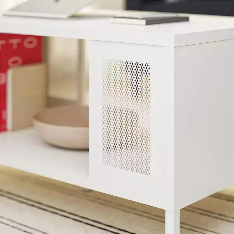 Table basse en métal Shadwick RealRooms avec accents en maille métallique perforée