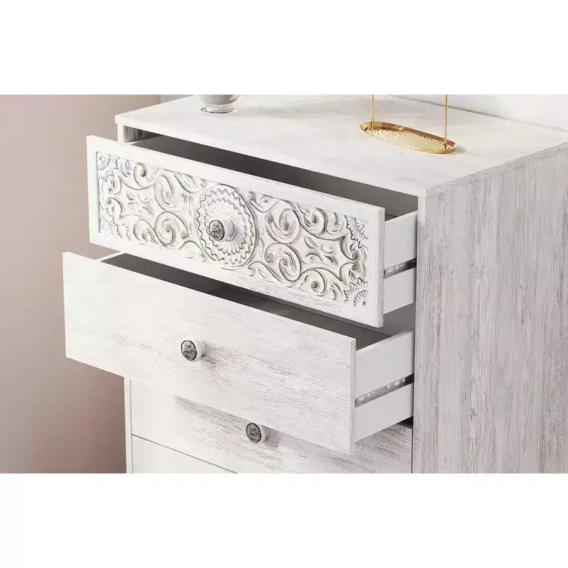 Commode Paxberry décontractée de Signature Design by Ashley, finition blanchie à la chaux
