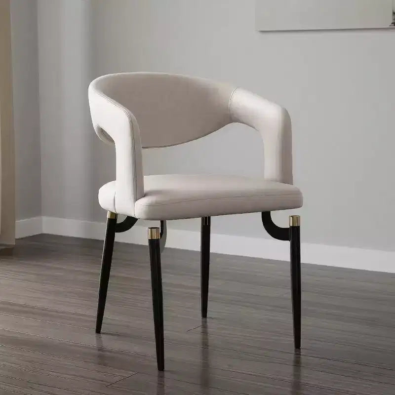 Chaise de salle à manger moderne LeisureMod Entice – Siège en cuir rembourré avec dossier ouvert incurvé et pieds en métal, cuisine moderne, salle à manger, maison, sièges de café
