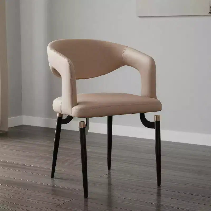 Chaise de salle à manger moderne LeisureMod Entice – Siège en cuir rembourré avec dossier ouvert incurvé et pieds en métal, cuisine moderne, salle à manger, maison, sièges de café