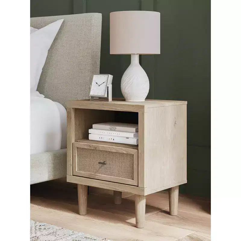 Table de chevet moderne Signature Design by Ashley Cielden avec port de chargement USB, bicolore marron