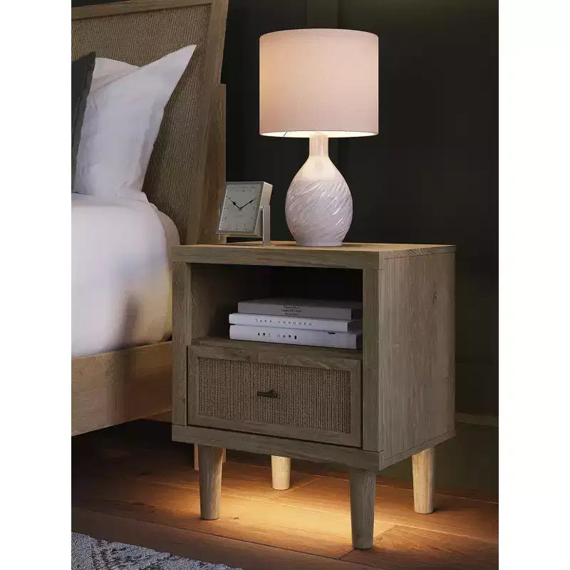Table de chevet moderne Signature Design by Ashley Cielden avec port de chargement USB, bicolore marron