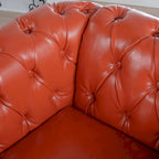 Canapé confortable pour salon, avec accoudoirs roulés plissés serrés