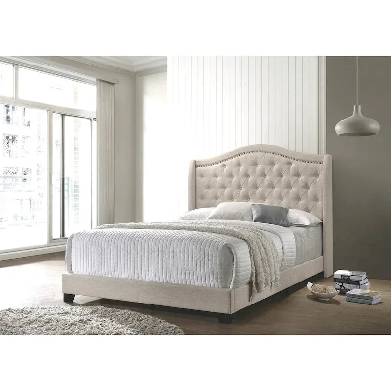 Lit rembourré beige capitonné avec un design demi-aileron moderne et élégant