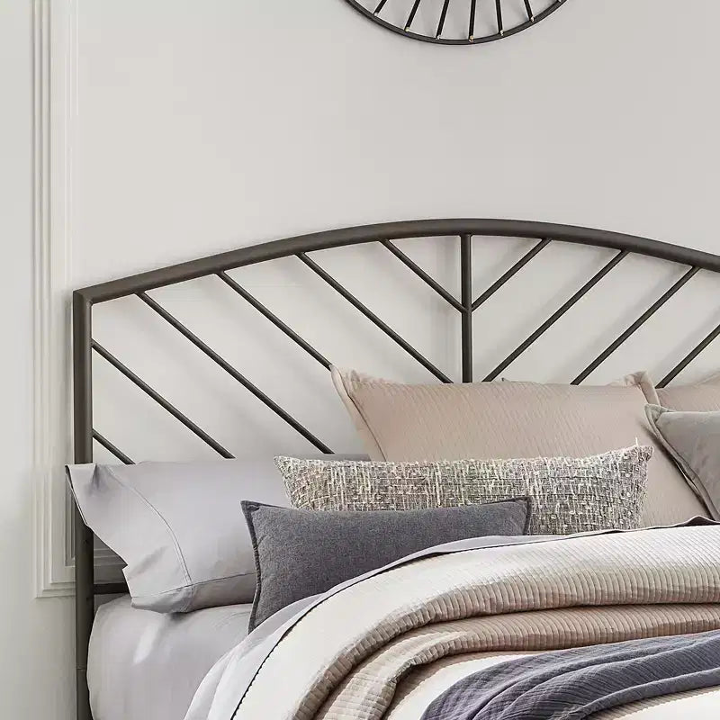 Tête de lit en métal Hillsdale Furniture Essex avec motif de fuseau à chevrons Bronze Gris