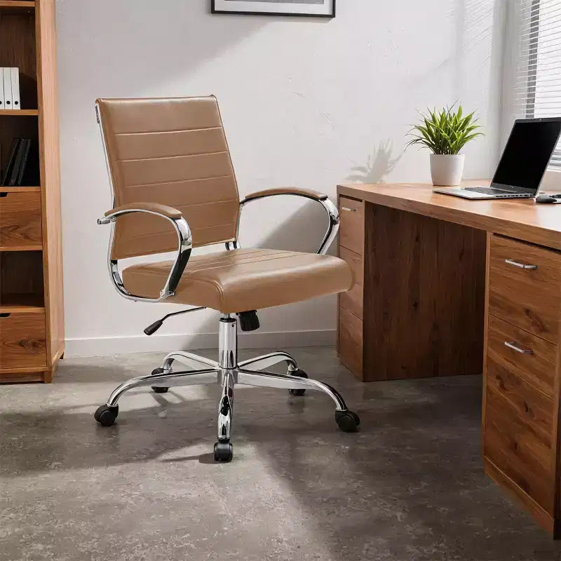 Chaise de bureau LeisureMod Benmar en cuir côtelé - Chaise de bureau exécutive pivotante et inclinable de style Mid-Century Modern - Piètement chromé