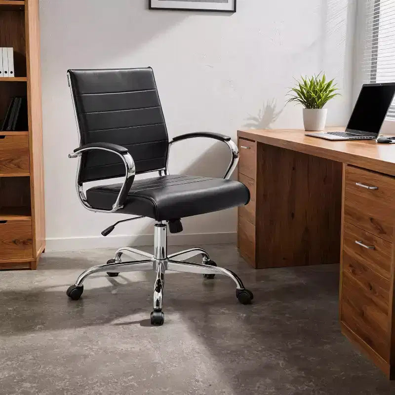 Chaise de bureau LeisureMod Benmar en cuir côtelé - Chaise de bureau exécutive pivotante et inclinable de style Mid-Century Modern - Piètement chromé