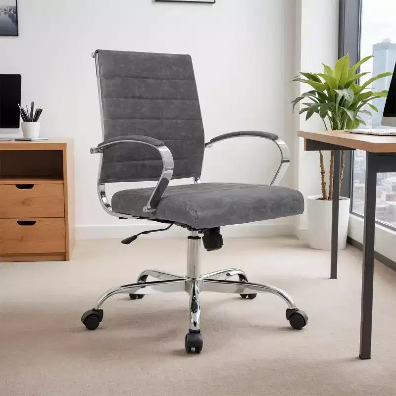 Chaise de bureau LeisureMod Benmar en cuir côtelé - Chaise de bureau exécutive pivotante et inclinable de style Mid-Century Modern - Piètement chromé