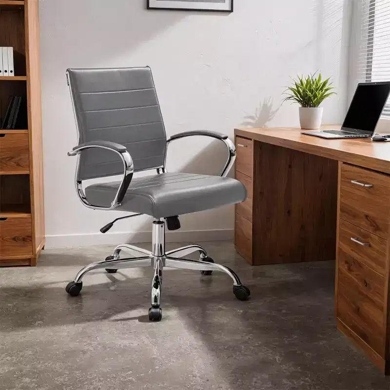Chaise de bureau LeisureMod Benmar en cuir côtelé - Chaise de bureau exécutive pivotante et inclinable de style Mid-Century Modern - Piètement chromé