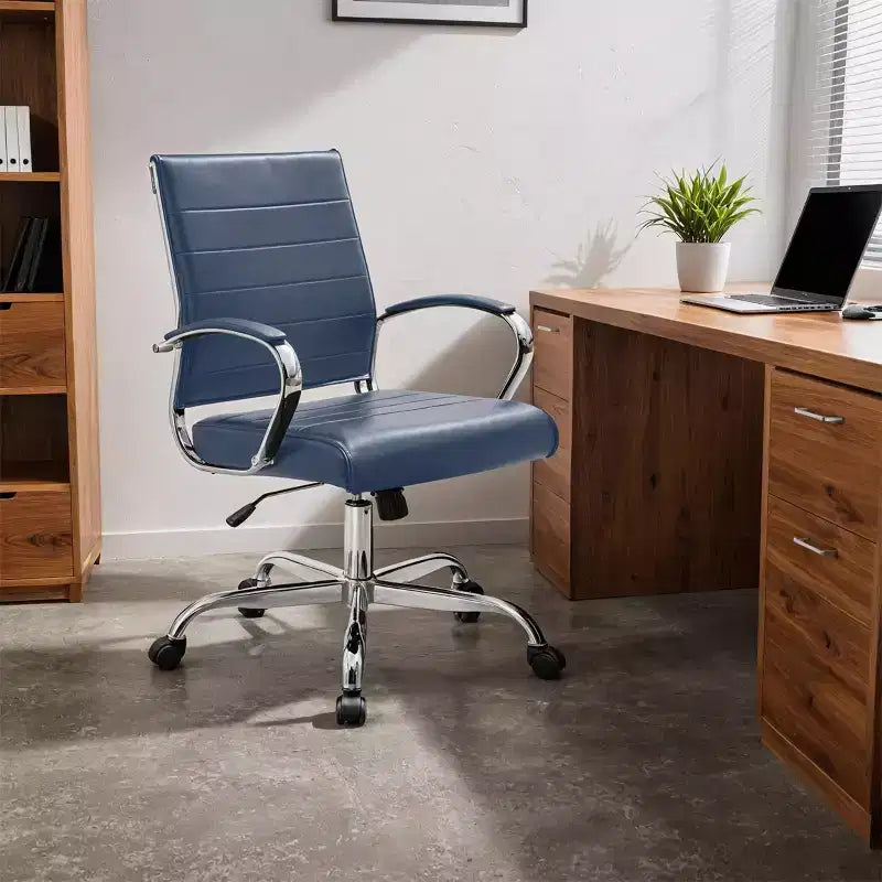 Chaise de bureau LeisureMod Benmar en cuir côtelé - Chaise de bureau exécutive pivotante et inclinable de style Mid-Century Modern - Piètement chromé
