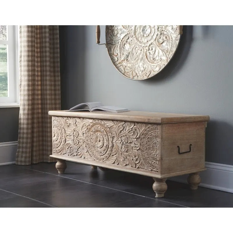 Banc de rangement sculpté médaillon blanc antique Fossil Ridge