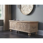 Banc de rangement sculpté médaillon blanc antique Fossil Ridge