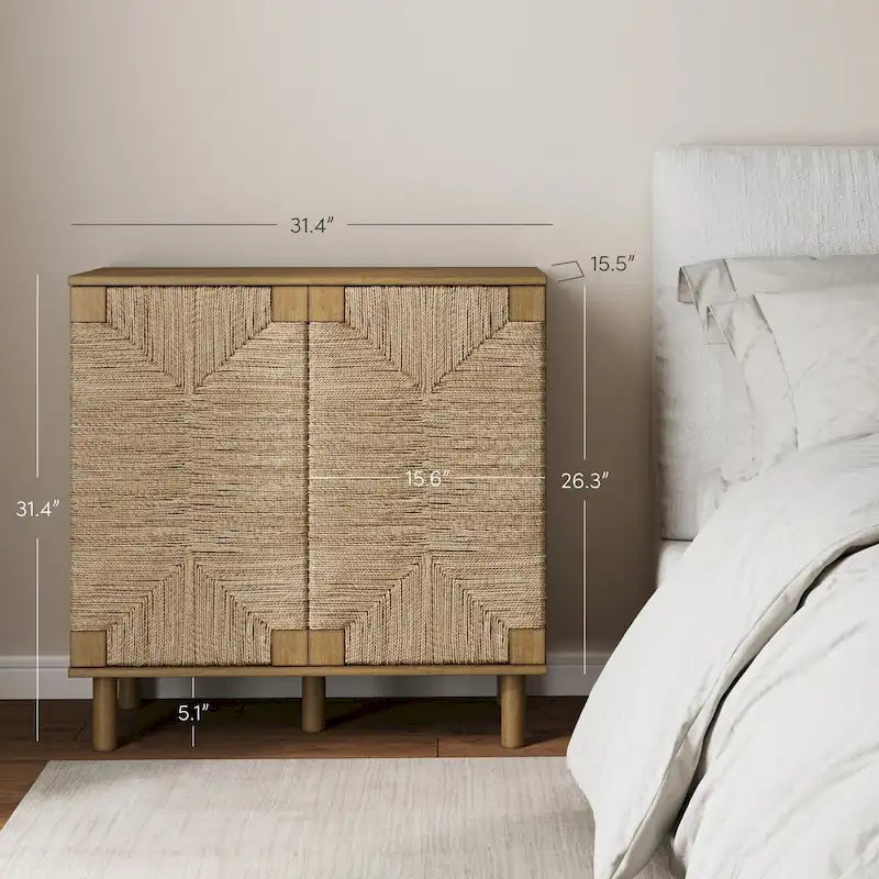 Meuble d'appoint Nathan James Beacon en bois avec portes en jonc de mer et étagère réglable