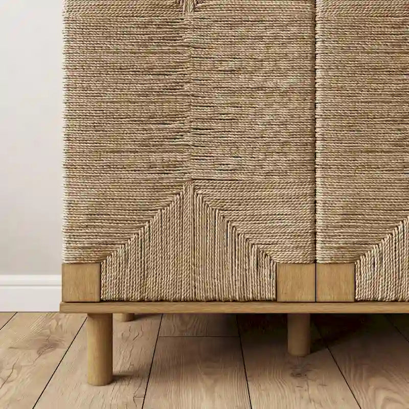 Meuble d'appoint Nathan James Beacon en bois avec portes en jonc de mer et étagère réglable