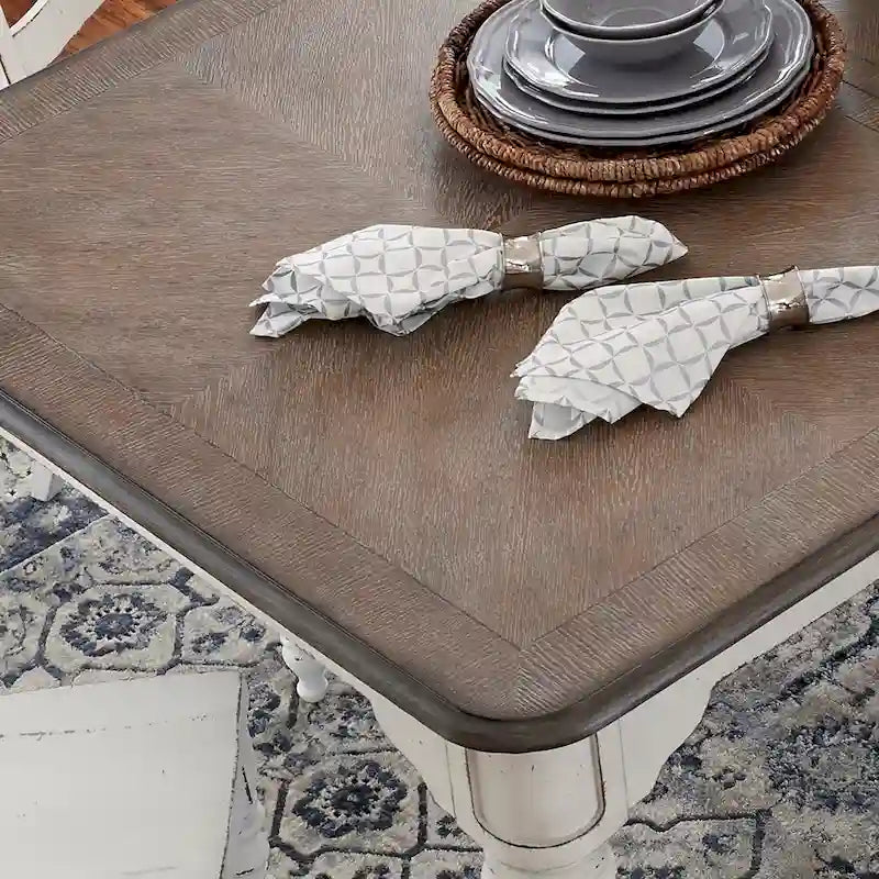 Ensemble de 7 pièces de table à pieds Magnolia Manor, blanc antique, écorce patinée