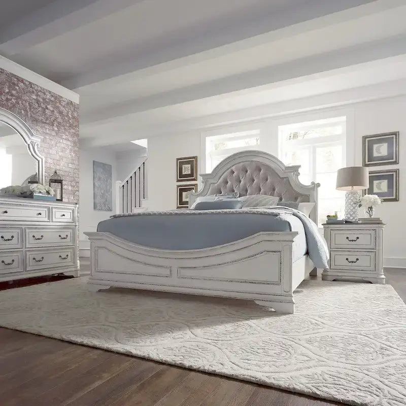 Ensemble de lit tapissé, commode avec miroir et table de nuit Magnolia Manor