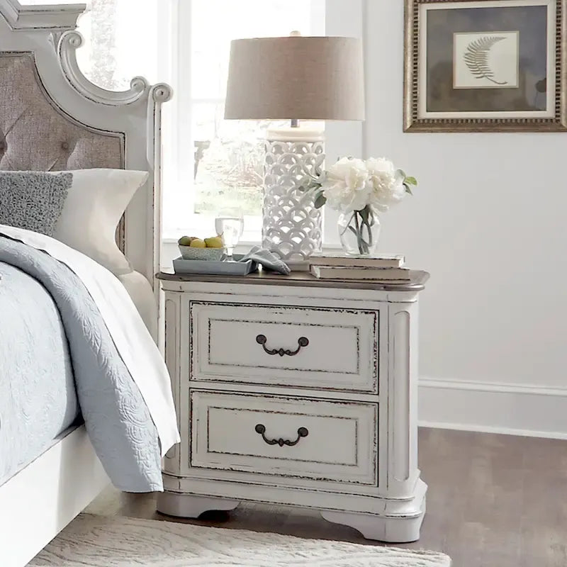 Ensemble de lit tapissé, commode avec miroir et table de nuit Magnolia Manor