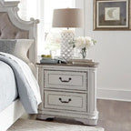 Ensemble de lit tapissé, commode avec miroir et table de nuit Magnolia Manor